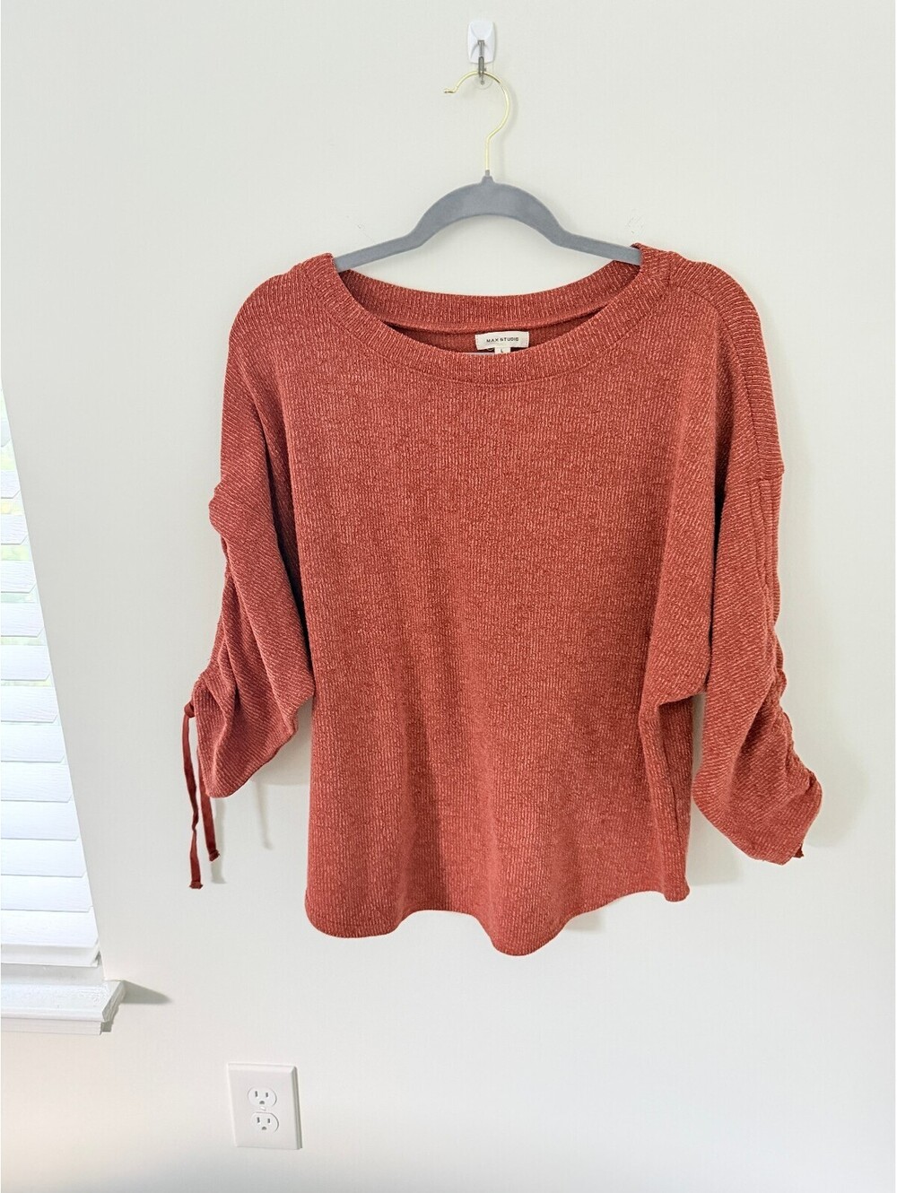 Max Studio Women’s Large Rust Knit Top Adjustable Sleeve Lightweight Sweater